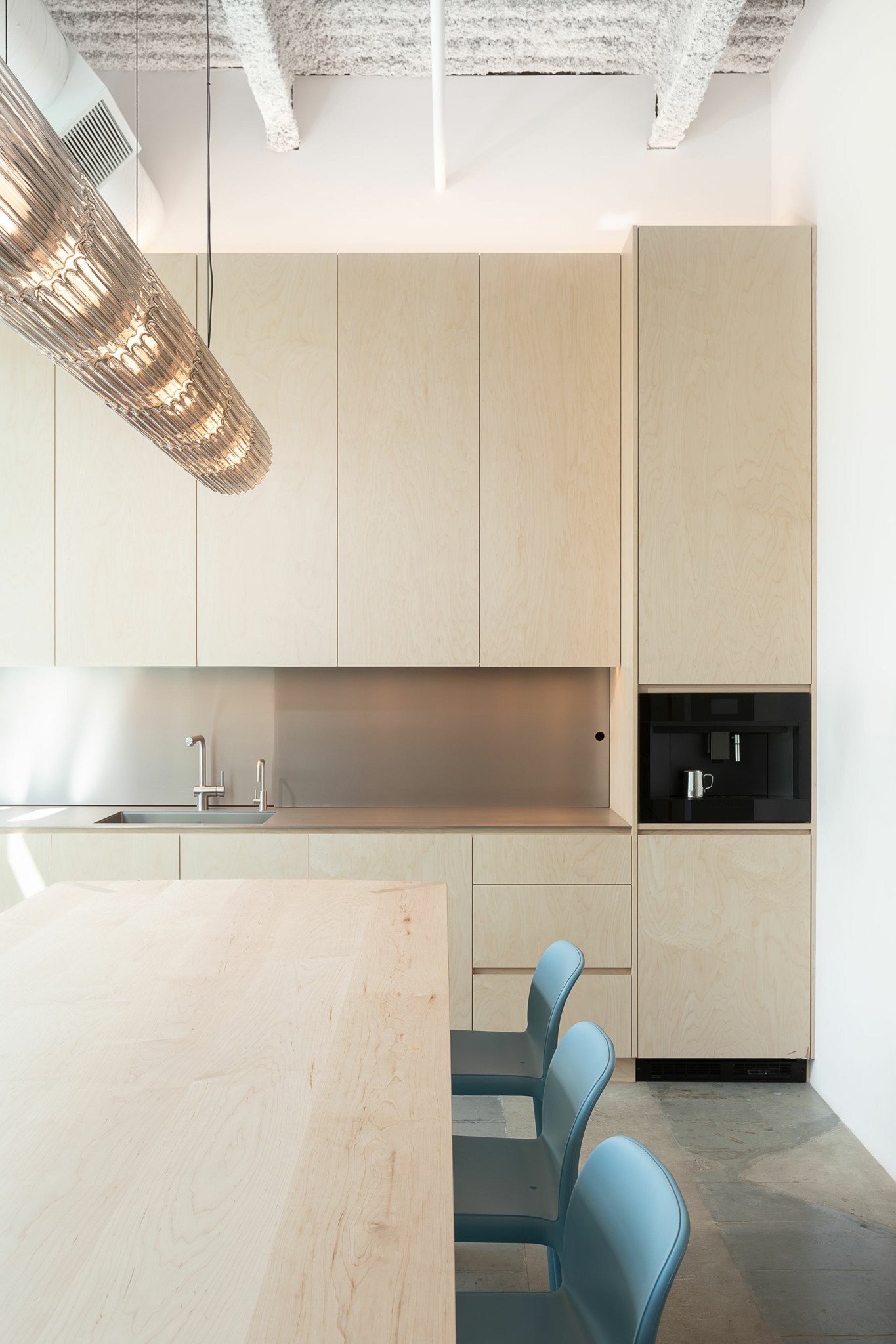 STARK Ofisi: Kanada Zanaatıyla Harmanlanmış Bir Tasarım Manifestosu