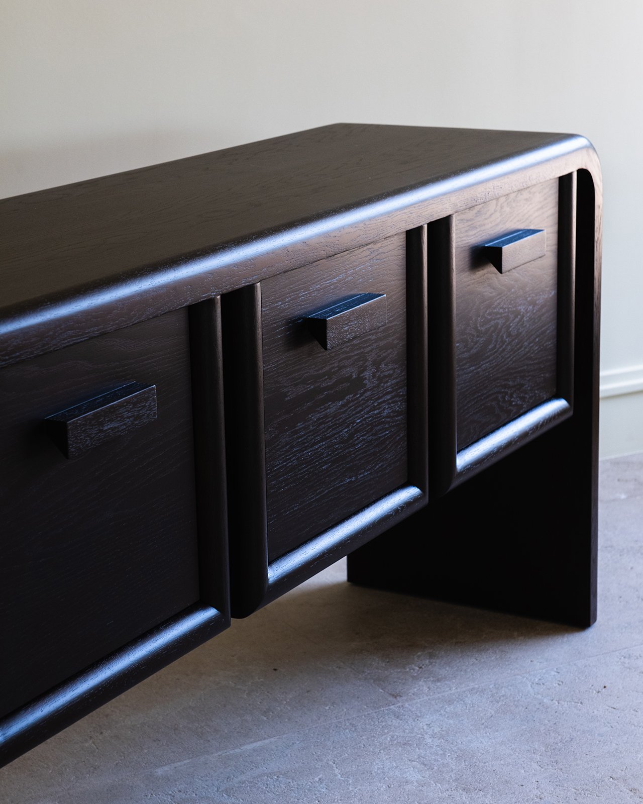 Studio OSKLO: Trousdale'ın Altın Çağı, Mobilyada Yeniden Doğuyor