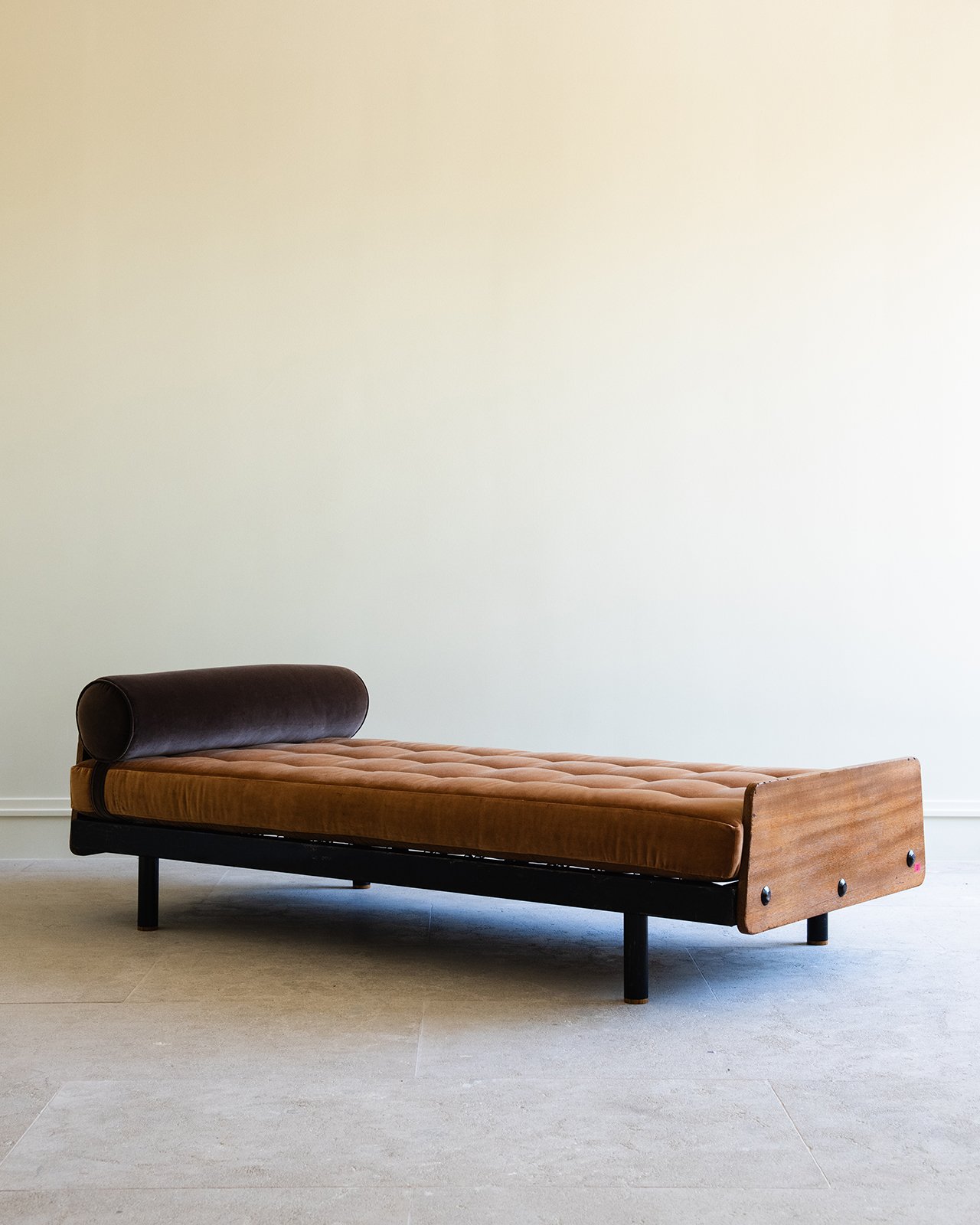 Studio OSKLO: Trousdale'ın Altın Çağı, Mobilyada Yeniden Doğuyor