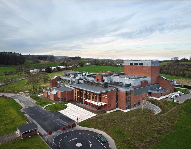 Theatr Clwyd: Galler’in Tarihi Sahnesi Haworth Tompkins İmzasıyla Yeniden Doğdu