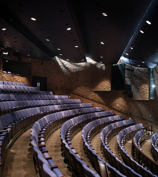 Galler'in Kalbi Theatr Clwyd, Haworth Tompkins İmzasıyla Yeniden Doğdu