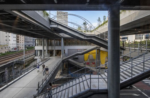 Kentin Gizli Yaşamı: Yükseltilmiş Altyapı Altındaki Kamusal Alanlar