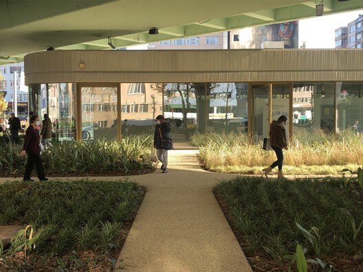 Kentin Gizli Yaşamı: Yükseltilmiş Altyapı Altındaki Kamusal Alanlar