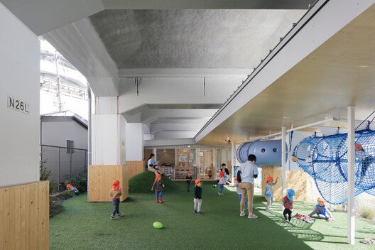 Kentin Gizli Yaşamı: Yükseltilmiş Altyapı Altındaki Kamusal Alanlar