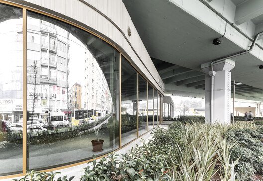 Kentin Gizli Yaşamı: Yükseltilmiş Altyapı Altındaki Kamusal Alanlar