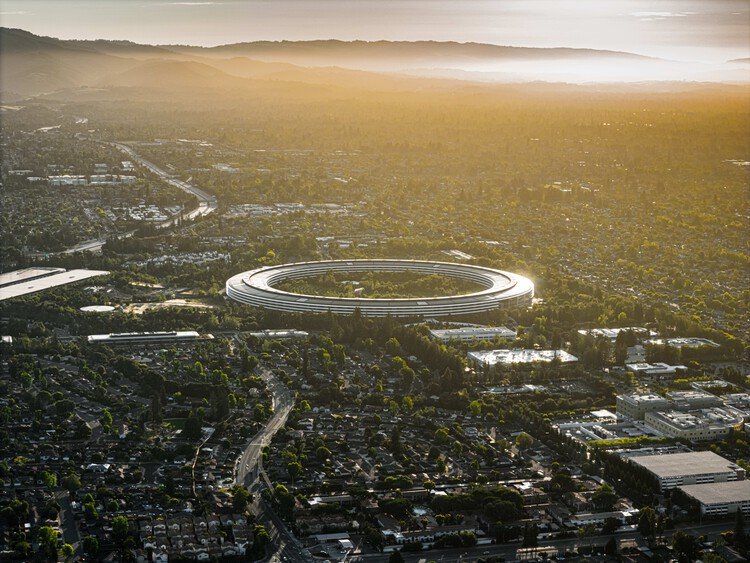 Apple'ın Mekan Dili: Cam, Düzen ve Deneyimin Kusursuz Harmanı