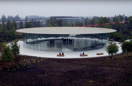 Apple'ın Mekan Dili: Cam, Düzen ve Deneyimin Kusursuz Harmanı
