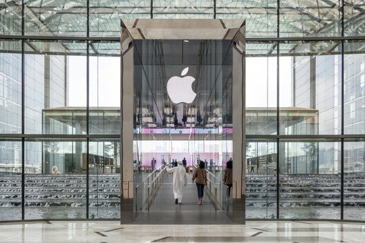 Apple'ın Mekan Dili: Cam, Düzen ve Deneyimin Kusursuz Harmanı