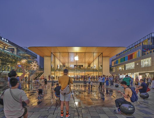 Apple'ın Mekan Dili: Cam, Düzen ve Deneyimin Kusursuz Harmanı