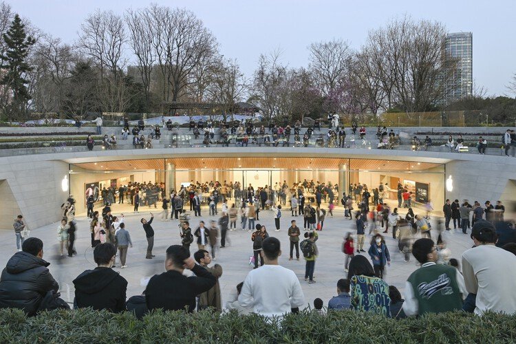 Apple'ın Mekan Dili: Cam, Düzen ve Deneyimin Kusursuz Harmanı