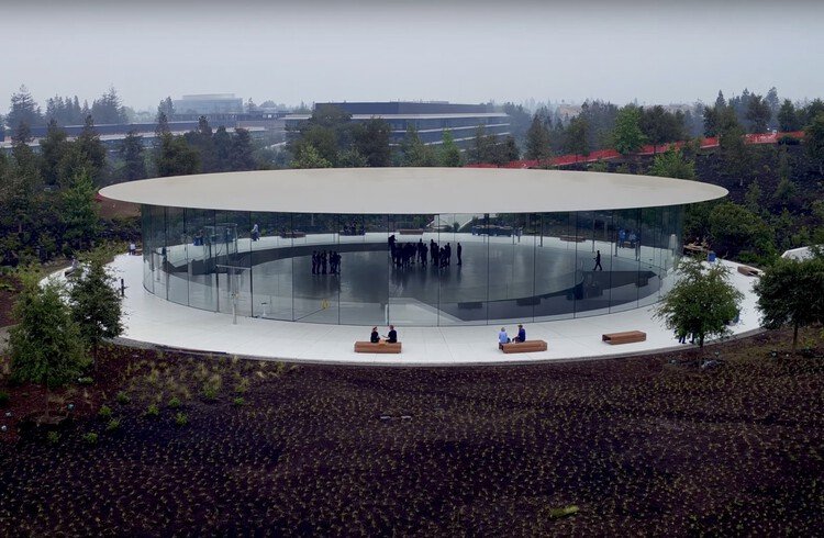 Apple'ın Mekan Dili: Cam, Düzen ve Deneyimin Kusursuz Harmanı