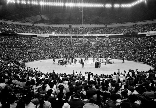 Betonun Dansı: Candela ve Meksika Olimpiyatları'nın Kalıcı Mirası