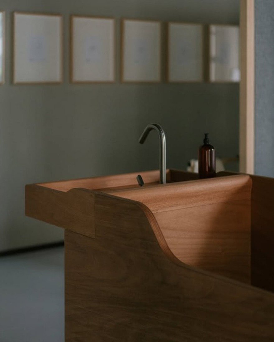 Dav
Bu yenilikçi yaklaşım, banyo tasarımında geleceğin nasıl şekillenebileceğine dair bize değerli ipuçları sunuyor. Piyon Editör olarak, David Chipperfield Design’ın Tambre küvetiyle geleneksel normları yıkarak, hem estetiği hem de fonksiyonelliği yeniden yorumlamasını takdire şayan buluyorum. Bu tür cesur adımlar, tasarım dünyasını ileriye taşıyan gerçek devrimlerdir.
Kaynak: Core77 | Yayın Tarihi: 12 Mayıs 2026
![Chipperfield'dan Plywood Küvet: Banyo Tasarımında Cesur Bir Dönüşüm
