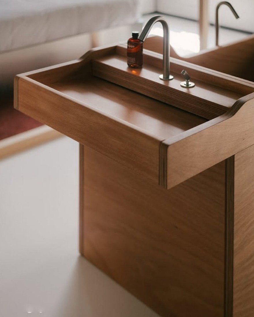 Chipperfield'dan Plywood Küvet: Banyo Tasarımında Cesur Bir Dönüşüm