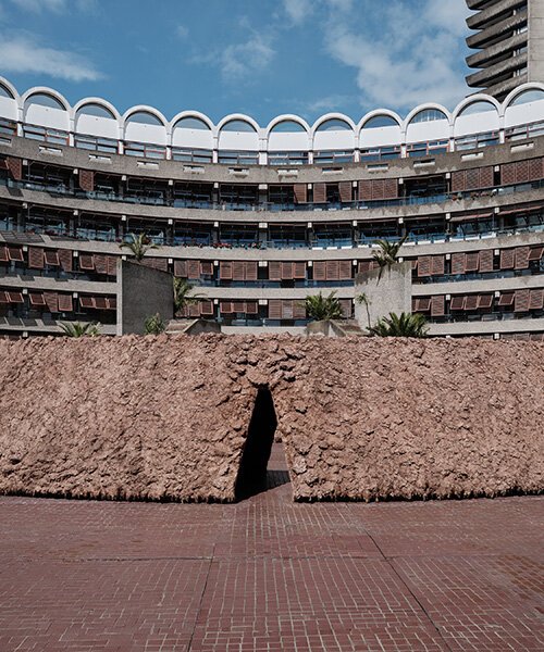 Delcy Morelos: Barbican&rsquo;da Toprakla Brütalizme Duyusal Dokunuş