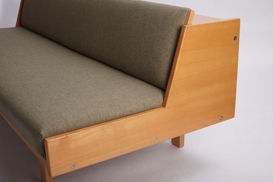 Wegner'in Dehası: GE-258 Divan ile Gizli Depolamanın Estetik Dansı