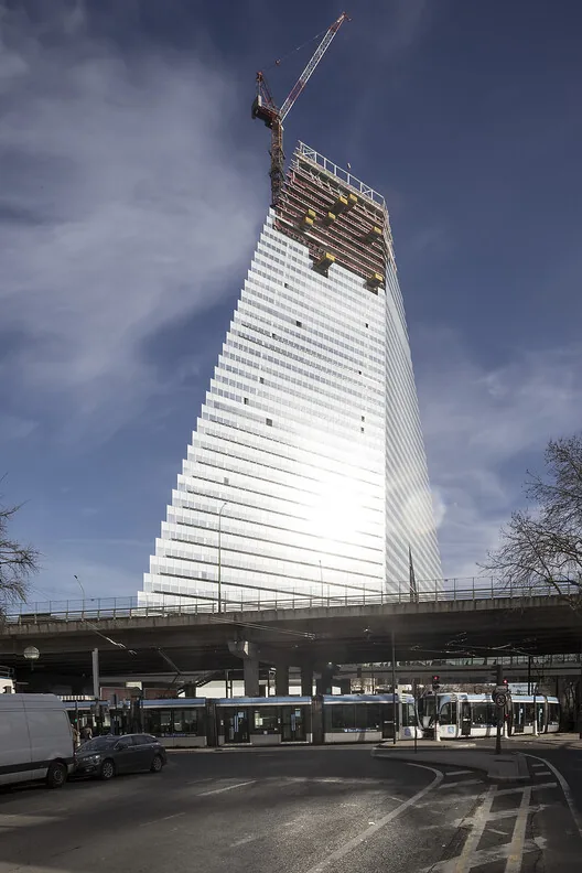 Paris'in Tartışmalı Üçgen Kulesi: Herzog & de Meuron'dan Bir İkon