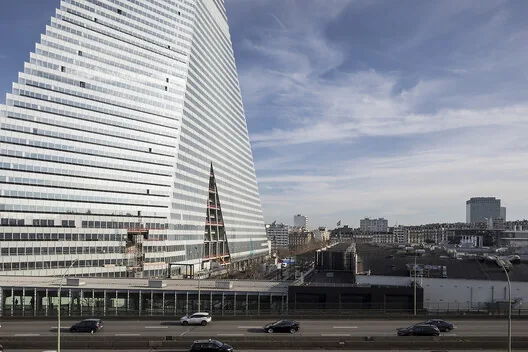 Paris'in Tartışmalı Üçgen Kulesi: Herzog & de Meuron'dan Bir İkon