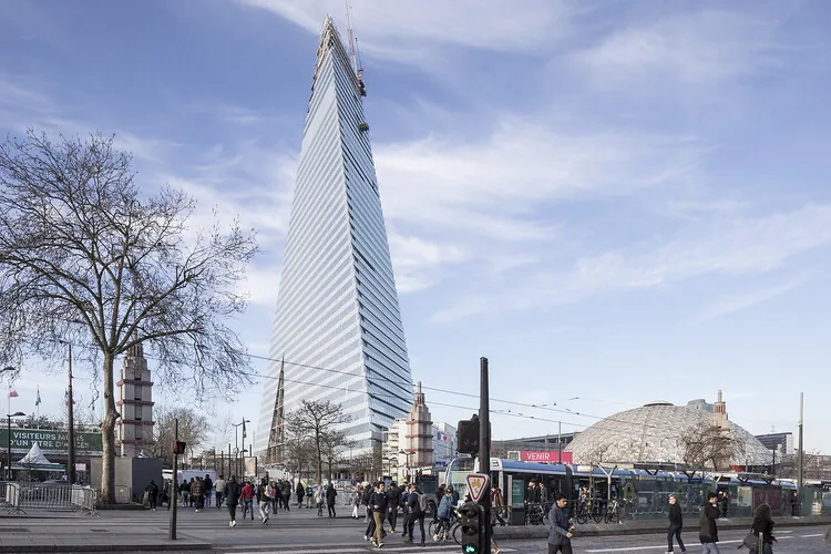 Herzog & de Meuron’un Paris’teki Üçgen Kulesi Tamamlanıyor