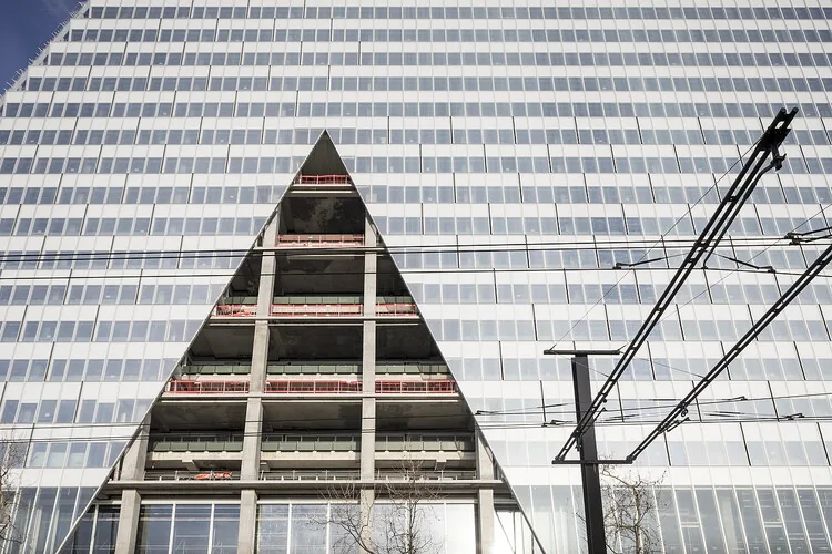 Herzog & de Meuron’un Paris’teki Üçgen Kulesi Tamamlanıyor