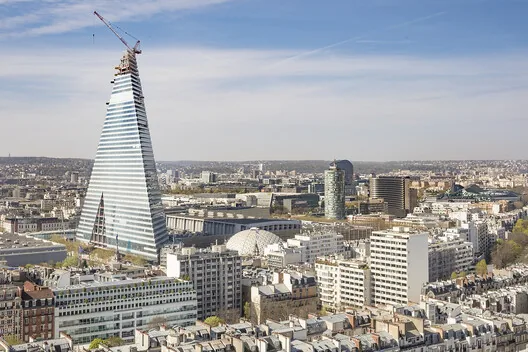 Herzog & de Meuron’un Paris’teki Üçgen Kulesi Tamamlanıyor