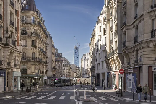 Paris'in Tartışmalı Üçgen Kulesi: Herzog & de Meuron'dan Bir İkon