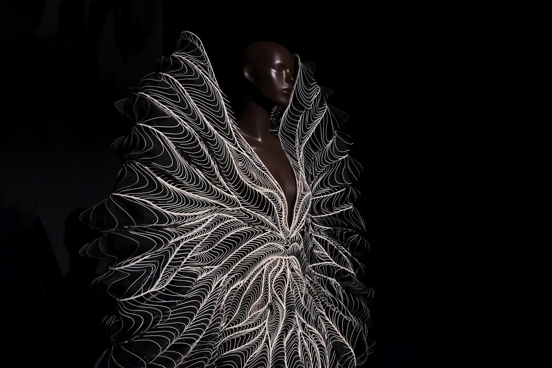 Iris Van Herpen: Sınırları Aşan Moda, Duyuları Şekillendiren Sanat