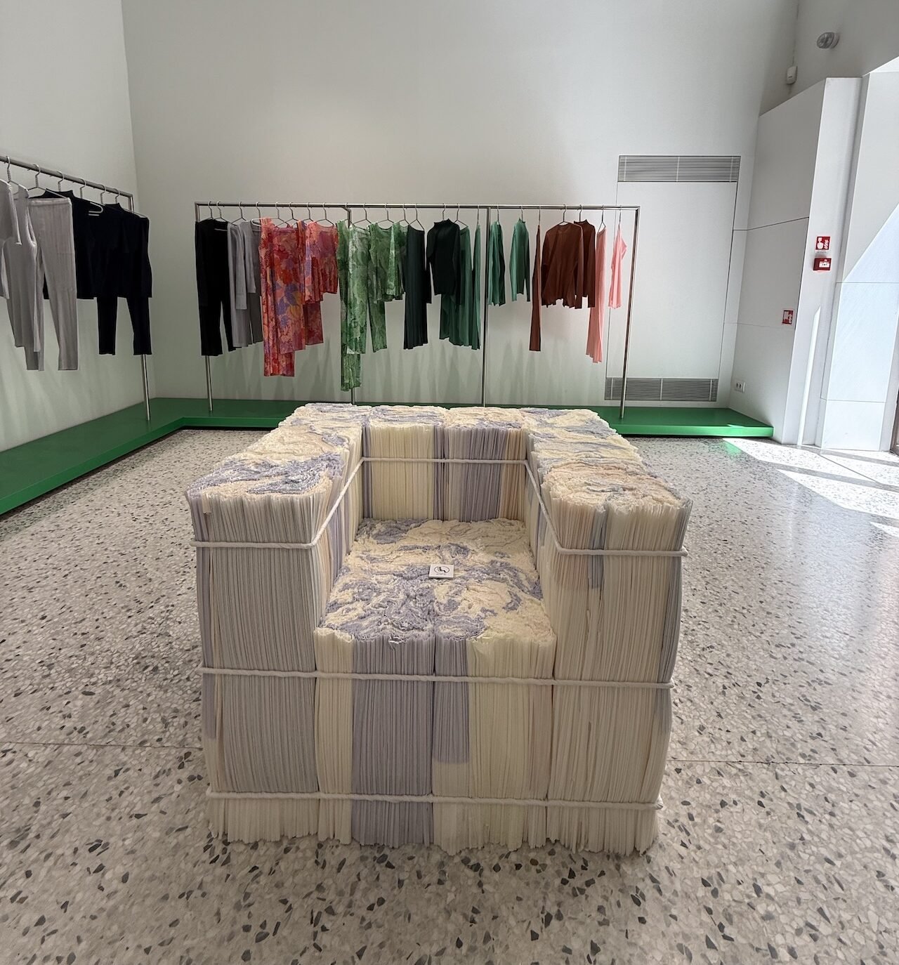 Issey Miyake Milano'da Şaşırttı: Kağıt Mermerlere Dönüştü