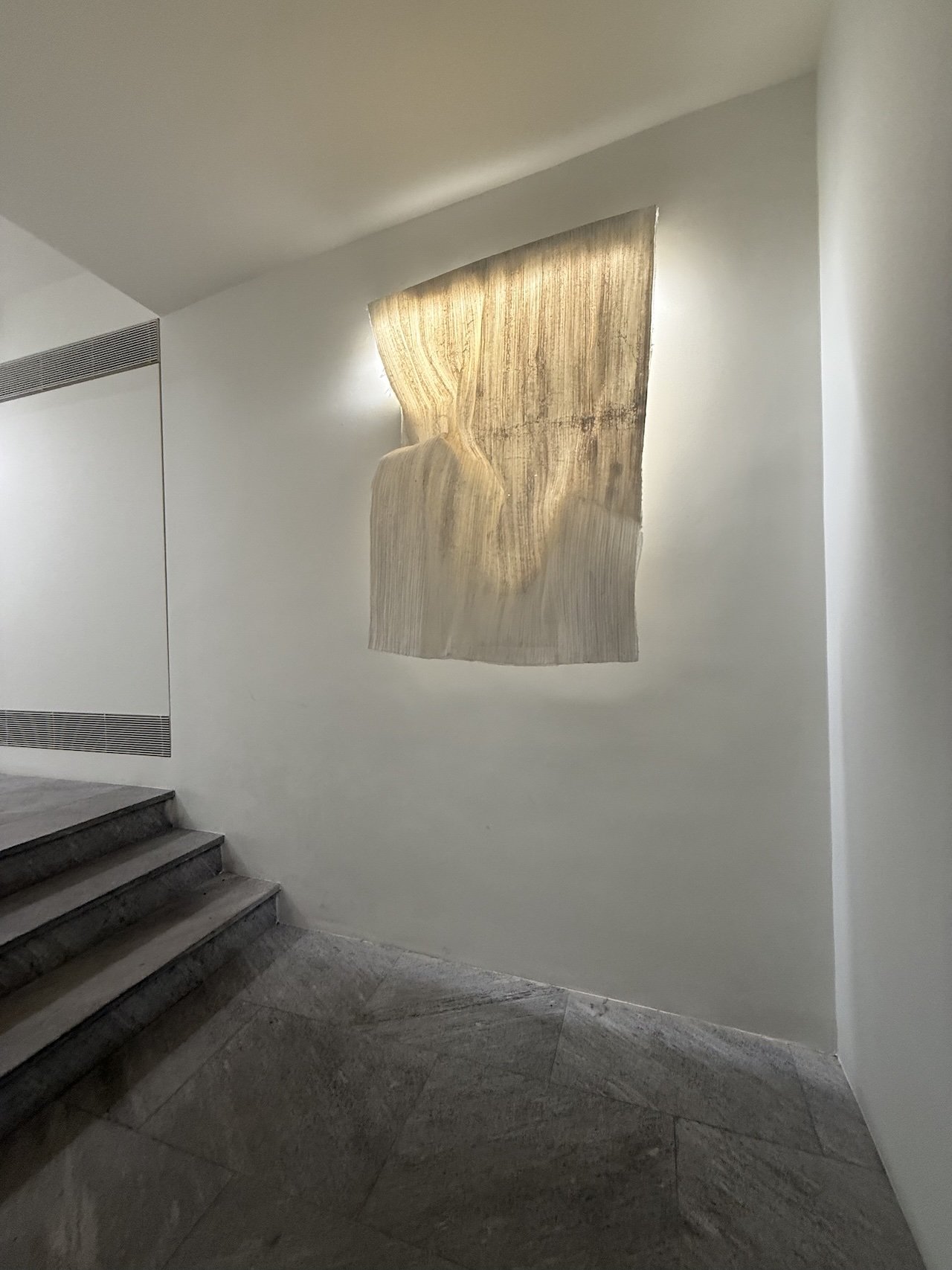 Issey Miyake Milano'da Şaşırttı: Kağıt Mermerlere Dönüştü