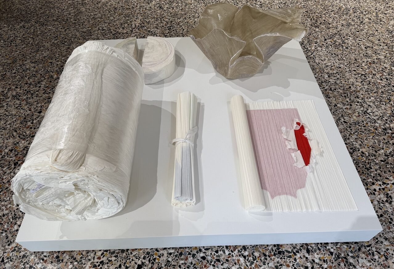 Issey Miyake Milano'da Şaşırttı: Kağıt Mermerlere Dönüştü