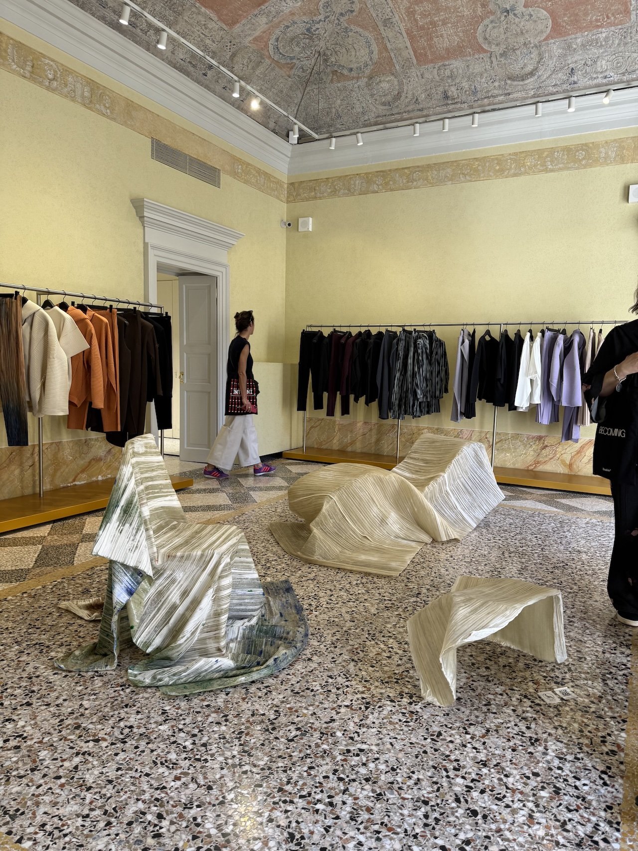 Issey Miyake Milano'da Şaşırttı: Kağıt Mermerlere Dönüştü