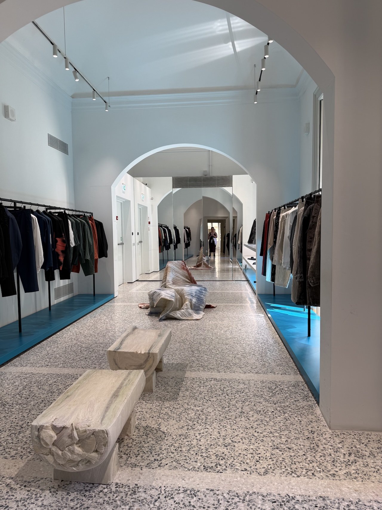 Issey Miyake Milano'da Şaşırttı: Kağıt Mermerlere Dönüştü