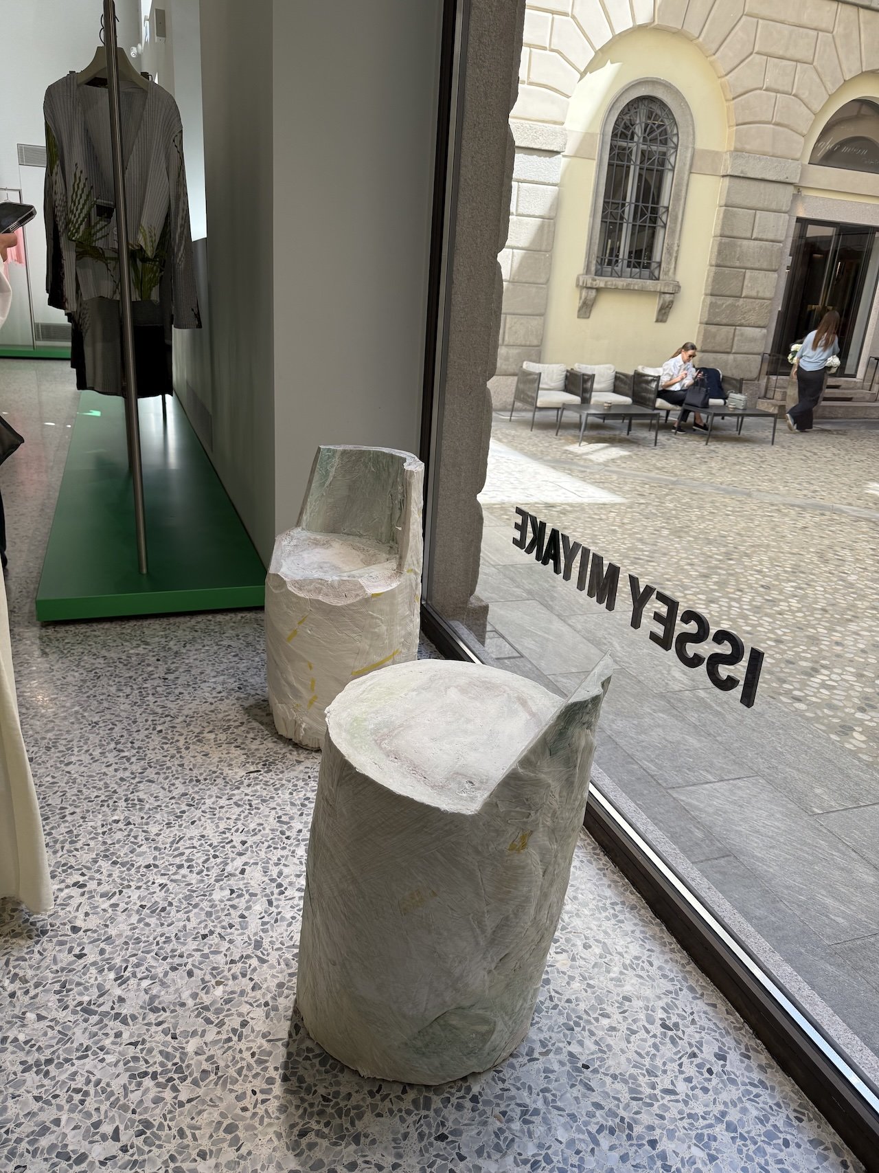 Issey Miyake Milano'da Şaşırttı: Kağıt Mermerlere Dönüştü
