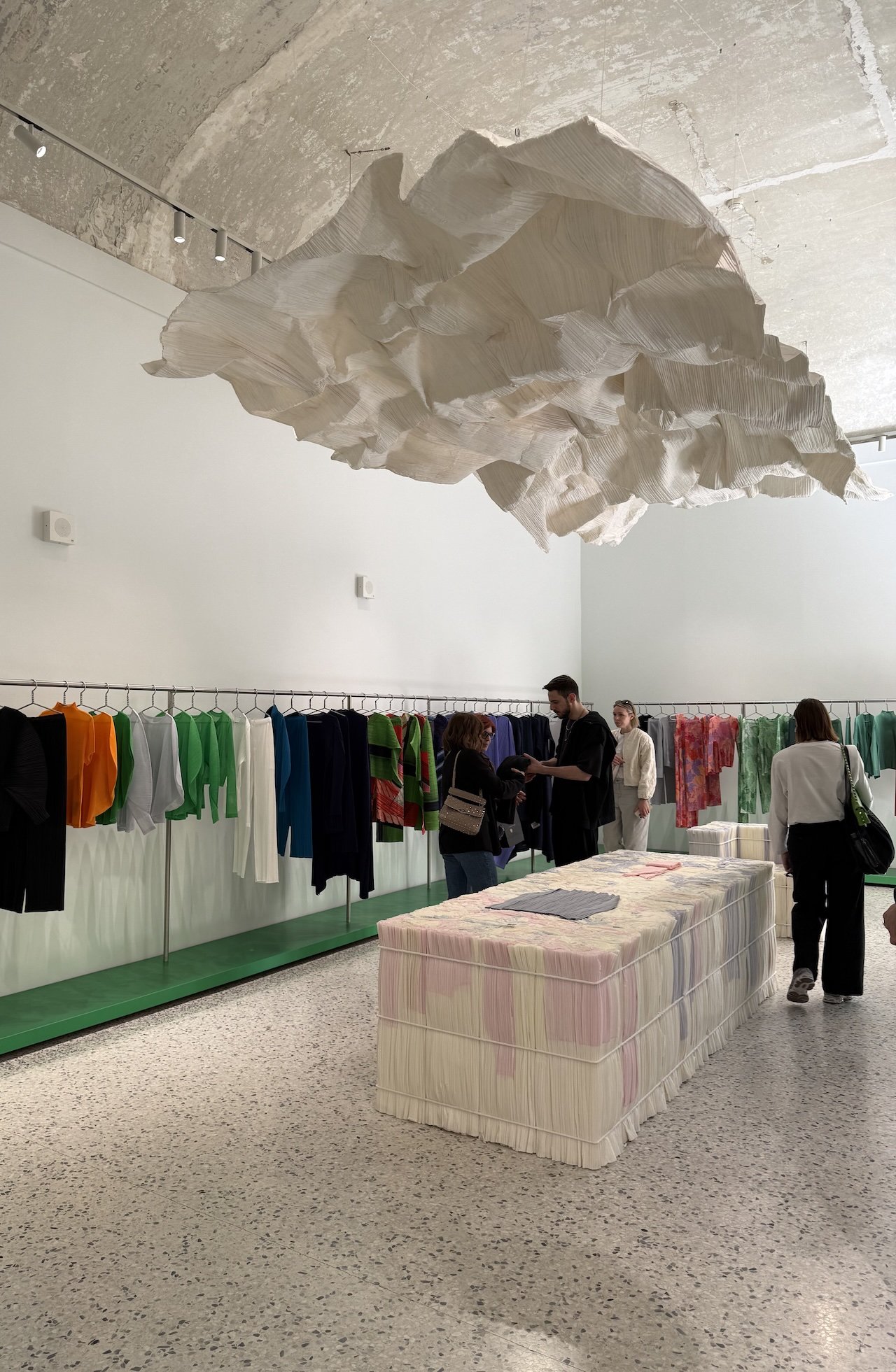 Issey Miyake Milano'da Şaşırttı: Kağıt Mermerlere Dönüştü