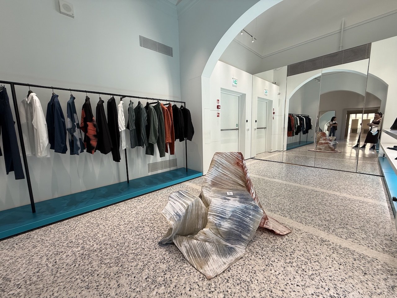 Issey Miyake Milano'da Şaşırttı: Kağıt Mermerlere Dönüştü