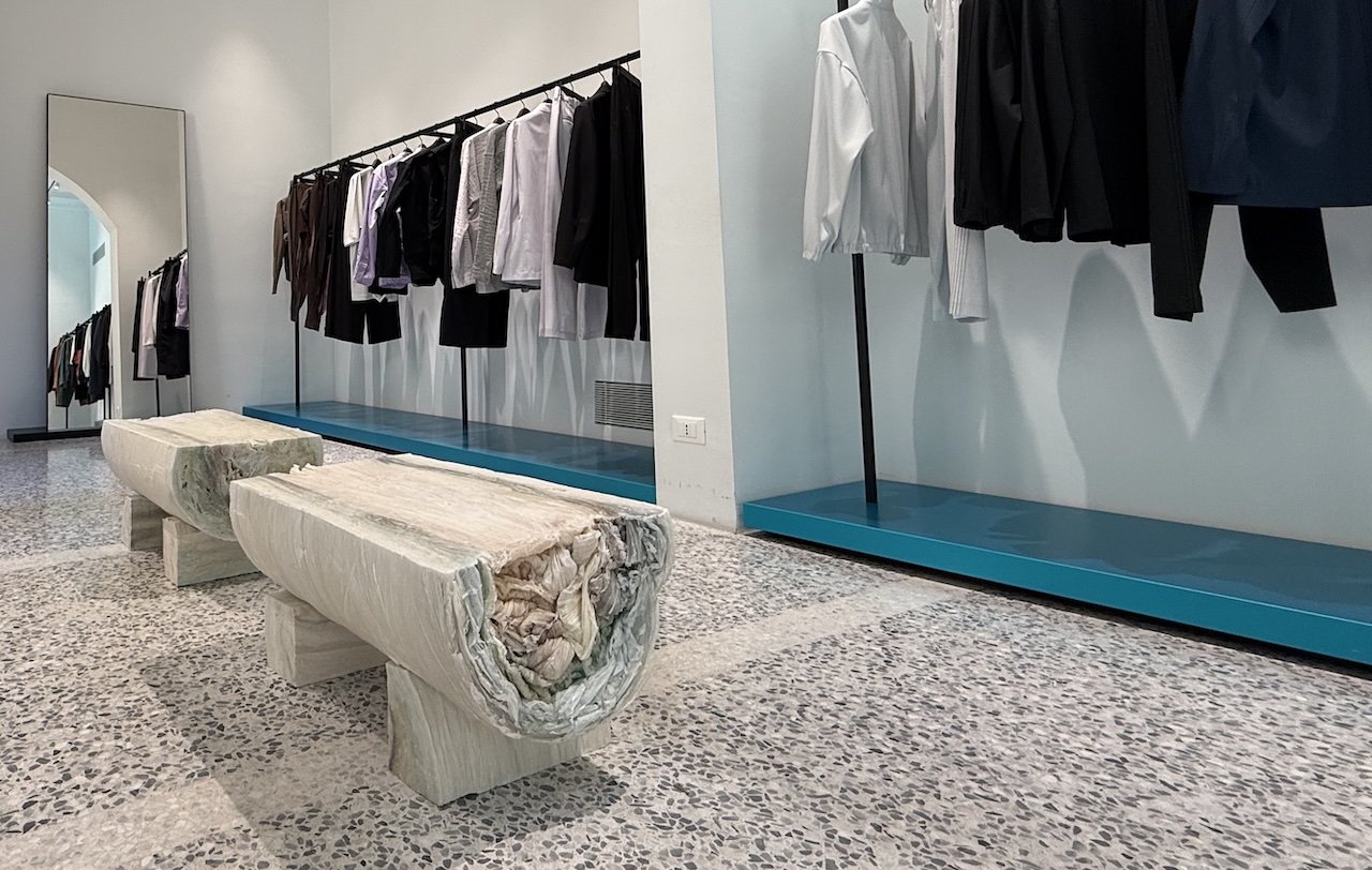 Issey Miyake Milano'da Şaşırttı: Kağıt Mermerlere Dönüştü