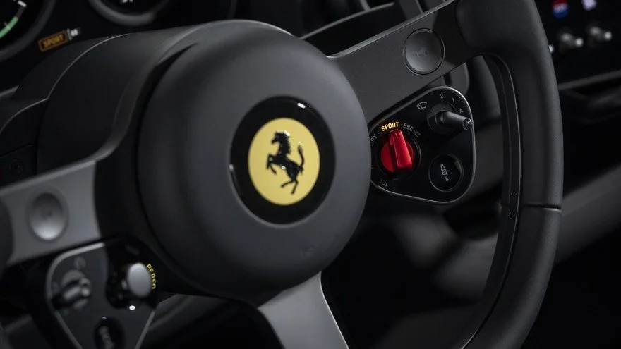 Jony Ive, Ferrari'nin İlk EV'sinin Arayüzünü Anlatıyor