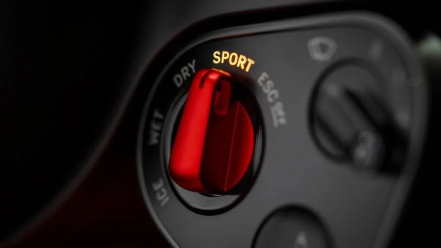 Jony Ive, Ferrari’nin İlk EV’sinin Muhteşem Arayüzünü Anlatıyor