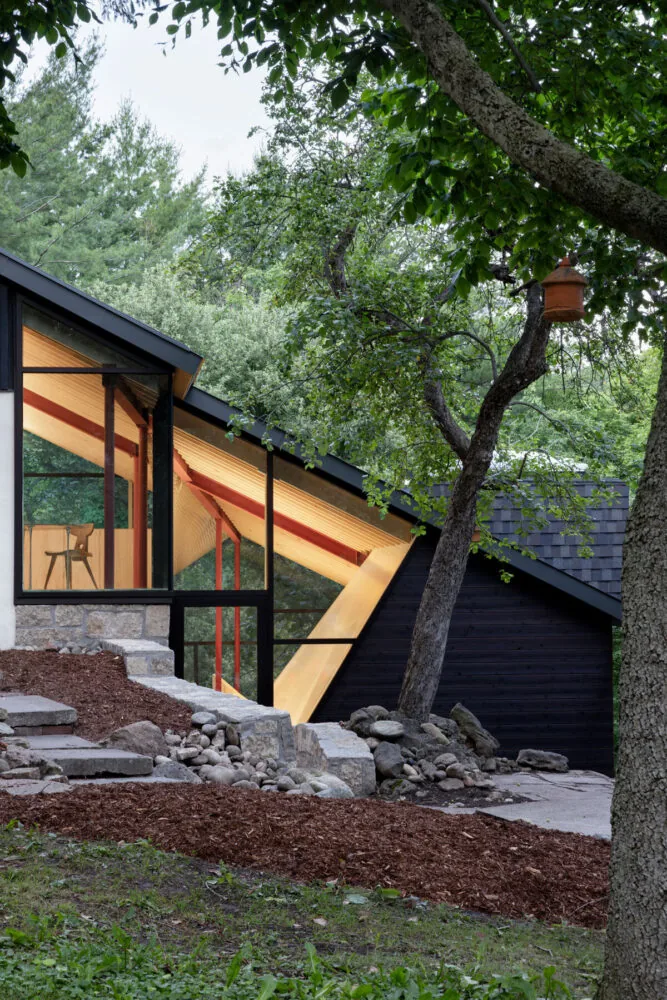 Eğimle Dans Eden Ev: Belfountain House'ta Doğayla İşbirliği