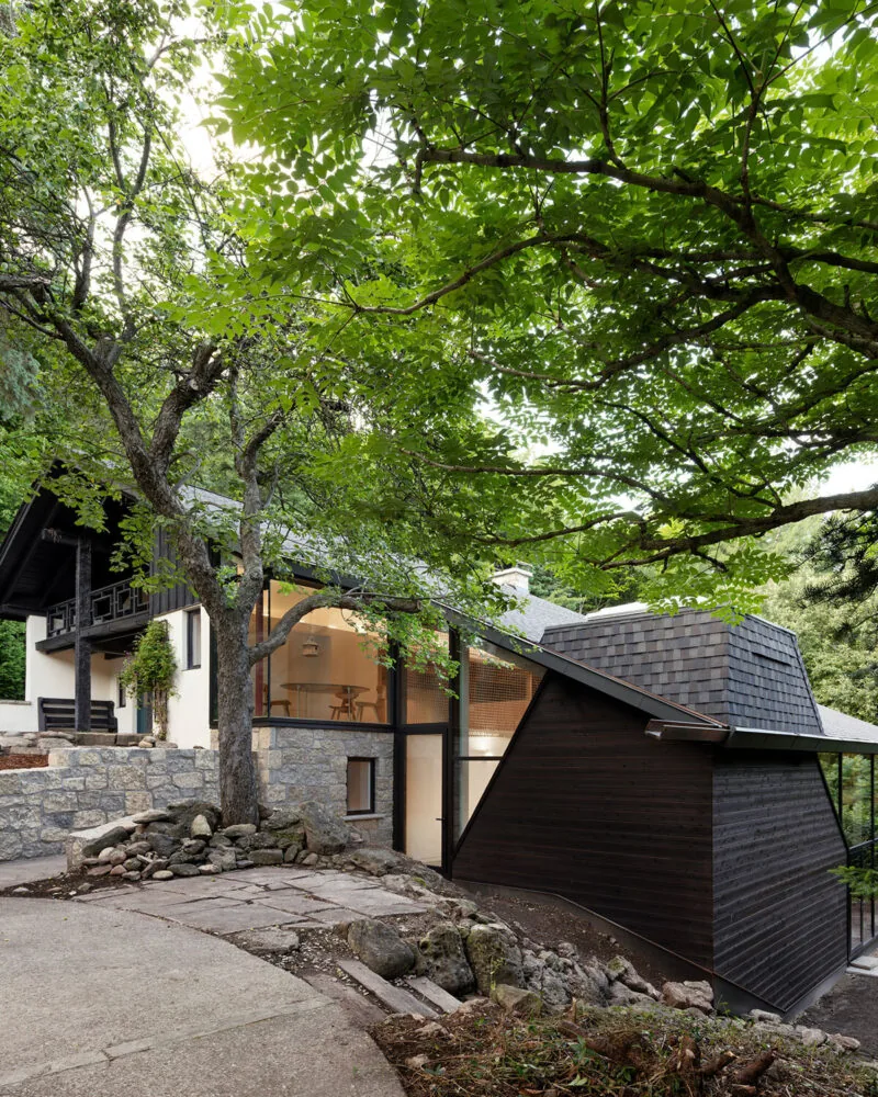 Eğimle Dans Eden Ev: Belfountain House'ta Doğayla İşbirliği
