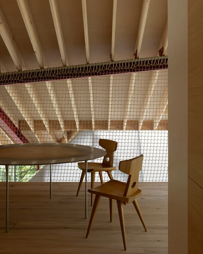 Eğimle Dans Eden Ev: Belfountain House'ta Doğayla İşbirliği