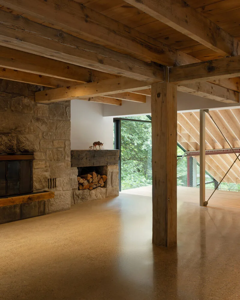Eğimle Dans Eden Ev: Belfountain House'ta Doğayla İşbirliği