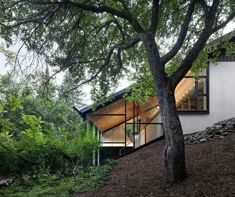 Eğimle Dans Eden Ev: Belfountain House'ta Doğayla İşbirliği