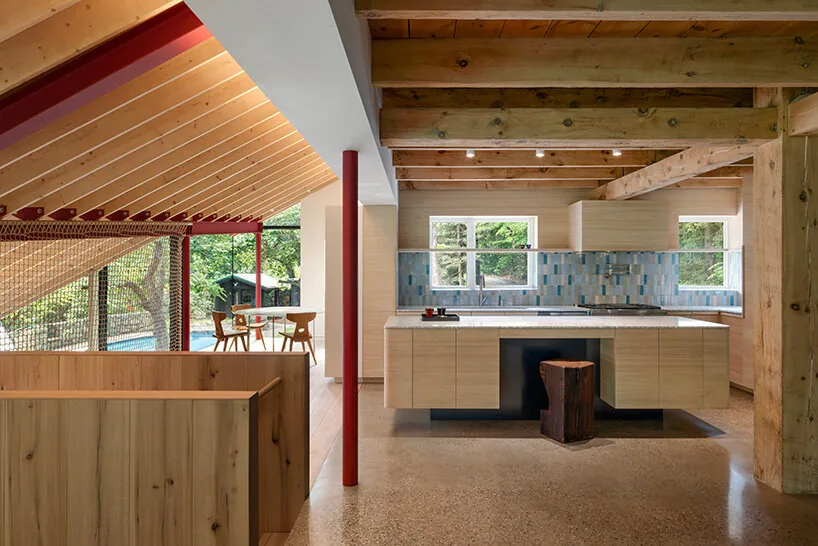 Eğimle Dans Eden Ev: Belfountain House'ta Doğayla İşbirliği