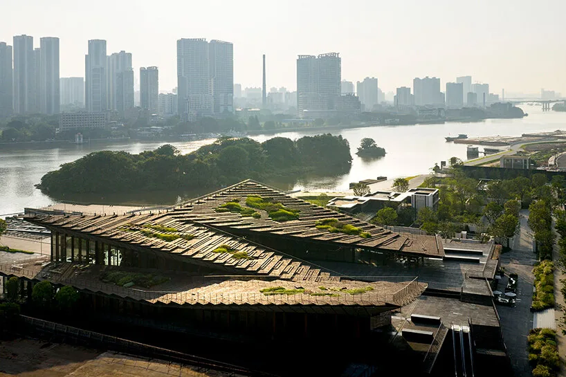 Kengo Kuma, Çin’deki Tarihi Tersaneyi Yürünebilir Volkanik Taş Çatıya Dönüştürdü