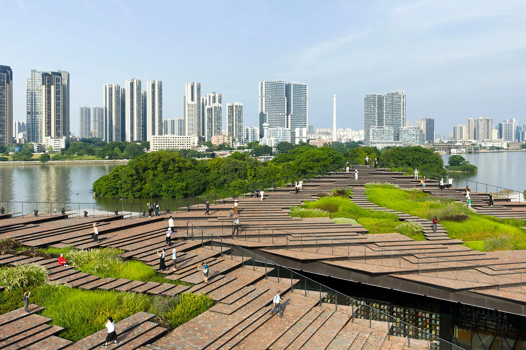 Kengo Kuma, Tarihi Tersaneyi Yürünebilir Volkanik Taş Çatıya Dönüştürdü