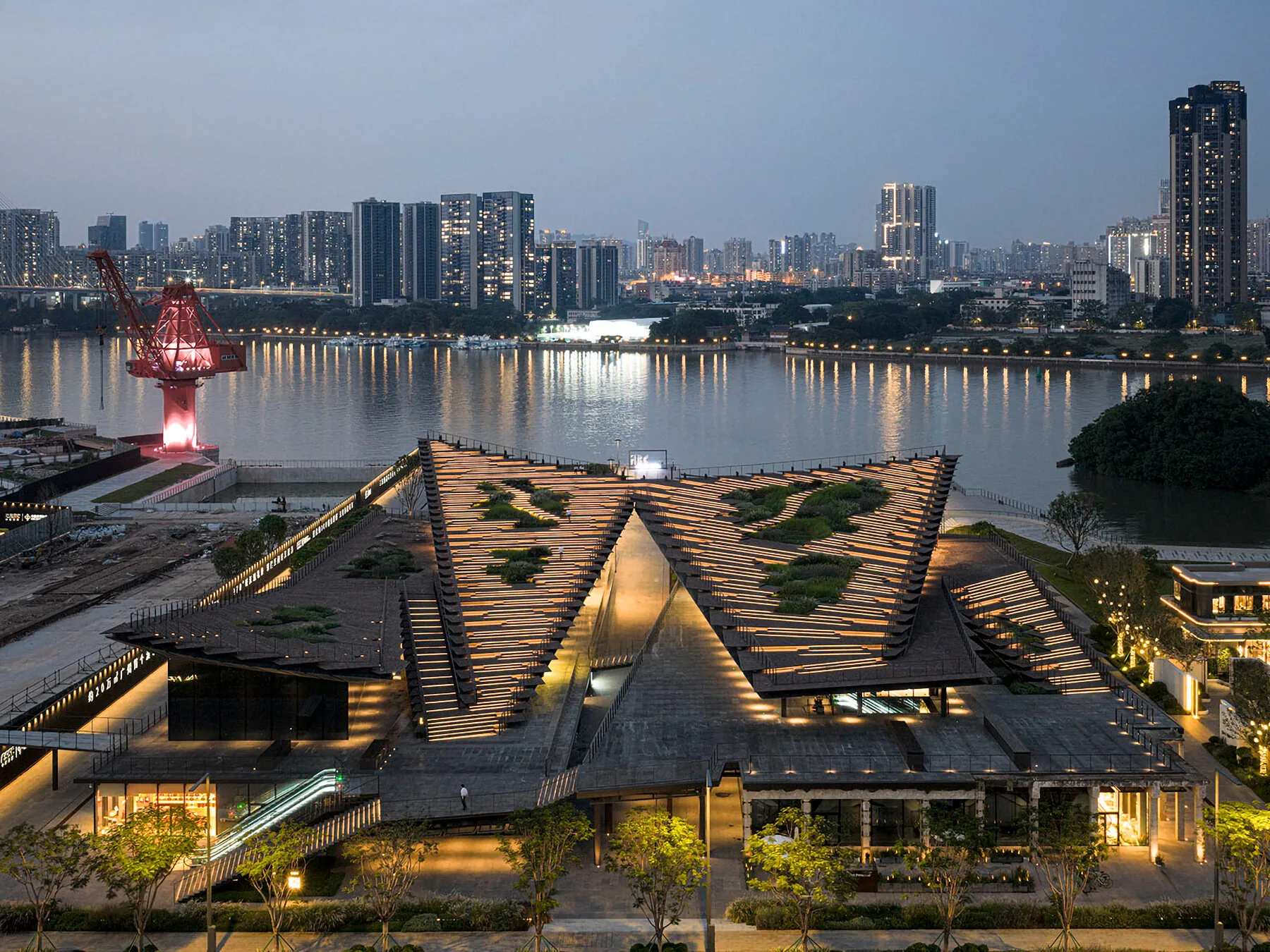 Kengo Kuma, Tarihi Tersaneyi Yürünebilir Volkanik Taş Çatıya Dönüştürdü