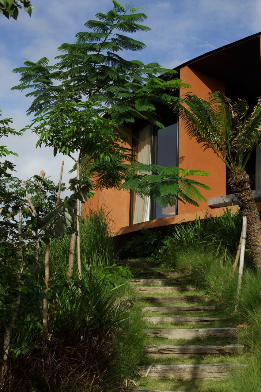 Lombok'un Saklı Cenneti: House Kala'nın Dairesel ve Toprak Tonları