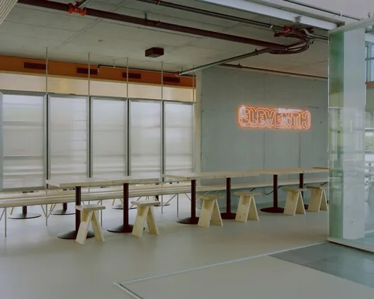 On Birinci Kat: Noue Studio’nun Merkezi Duvarla Şekillenen Restoranı
