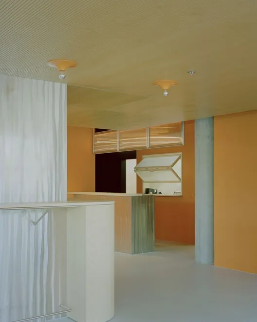 On Birinci Kat: Noue Studio’nun Merkezi Duvarla Şekillenen Restoranı